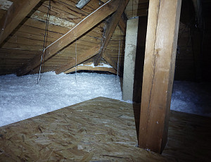 Zateplení stropu rodinného domu pomocí foukané izolace